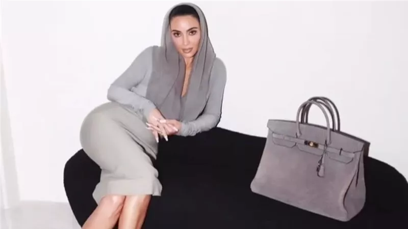 هجوم على كيم كارداشيان بسبب حقيبة من جلد الفيل