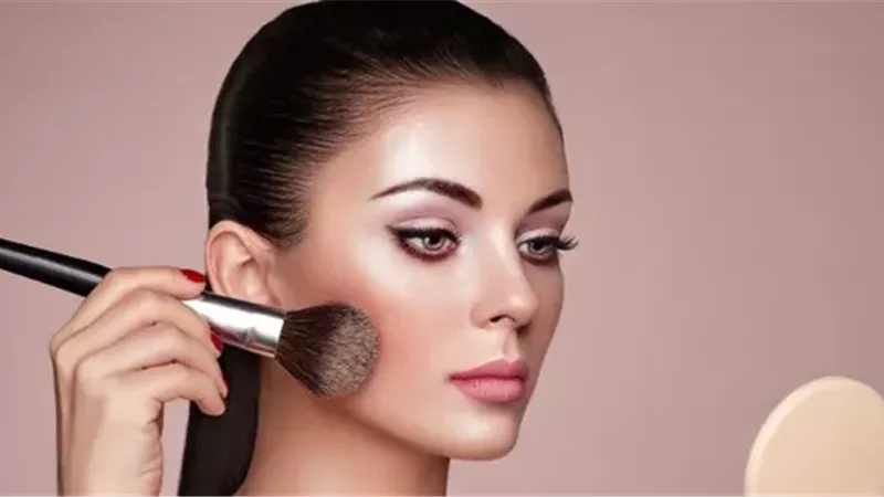  9 خطوات أساسية لوضع مكياج في 5 دقائق