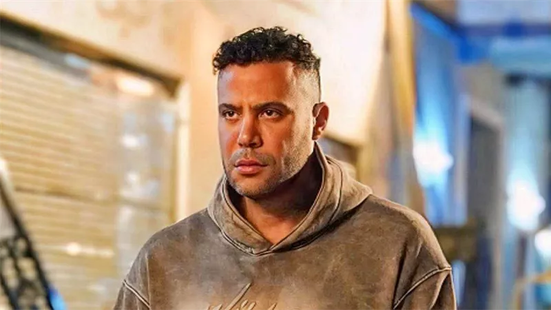 محمد إمام يكشف تفاصيل حريق موقع تصوير مسلسل “الكينج” ويطمئن الجمهور