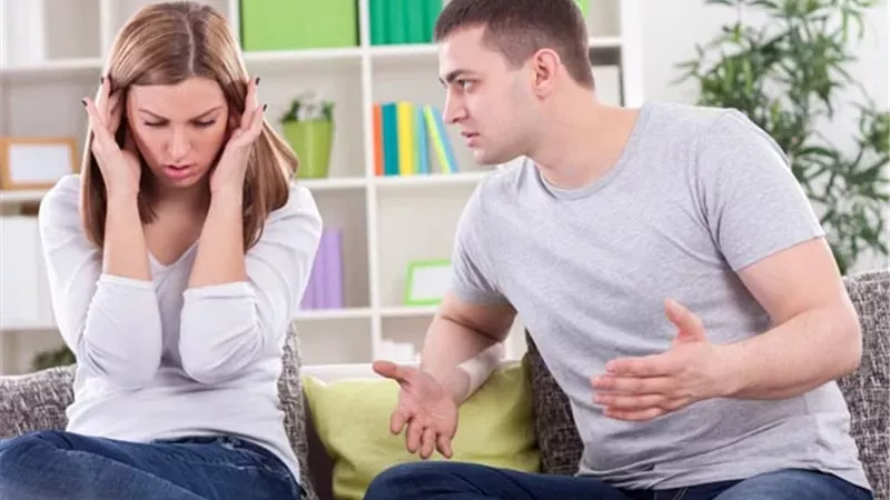سيدة تشكو: زوجي أهانني وأهان والدي بسبب النميمة.. ما العمل؟