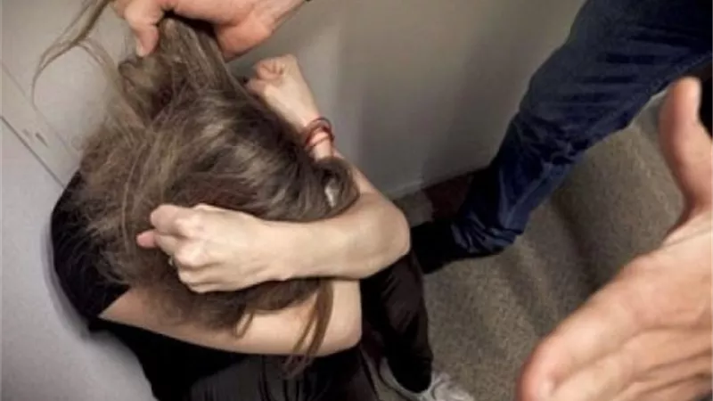 زوجي يضربني رغم كبر عمري.. ماذا أفعل؟