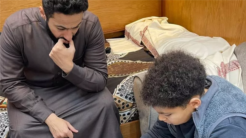 حمادة هلال يدعم ابنه يوسف في أولى تجاربه الإخراجية بفيلم “سبع أيام”