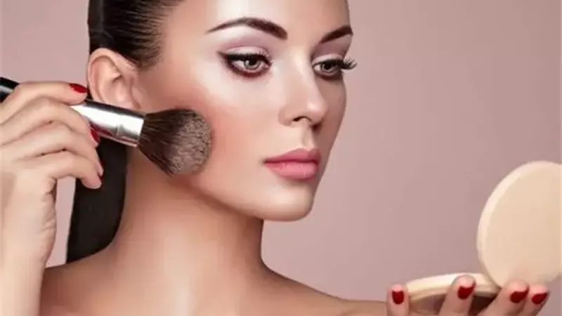 تقنيات مكياج إحترافية لتحقيق الإشراق والامتلاء