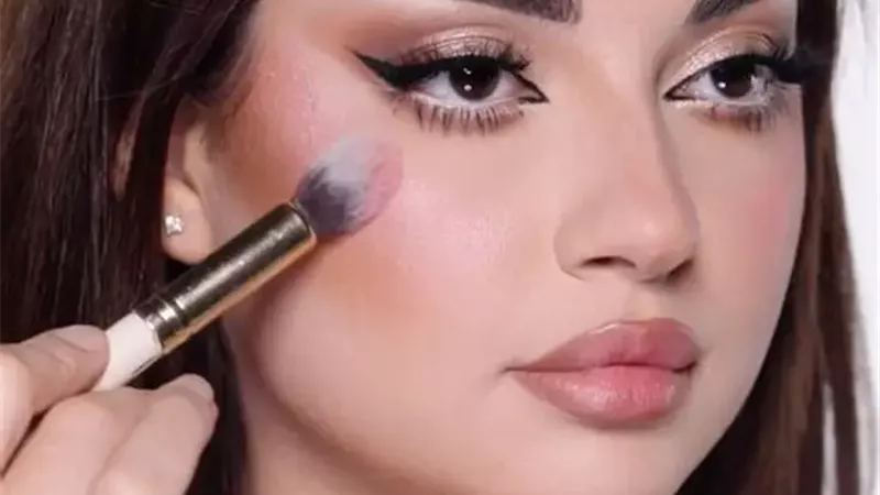 كيف تجعلين الوجه الممتلئ يبدو أكثر تحديدًا وجاذبية؟