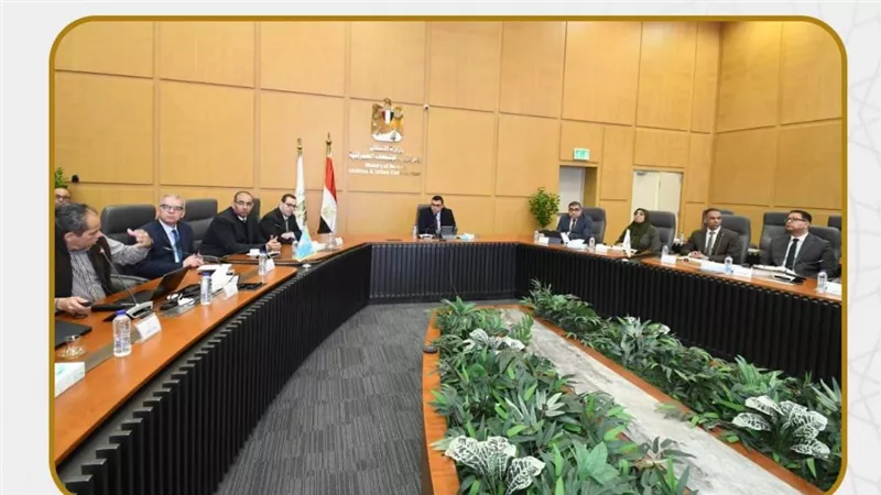 وزير الإسكان يستعرض مع شركة 