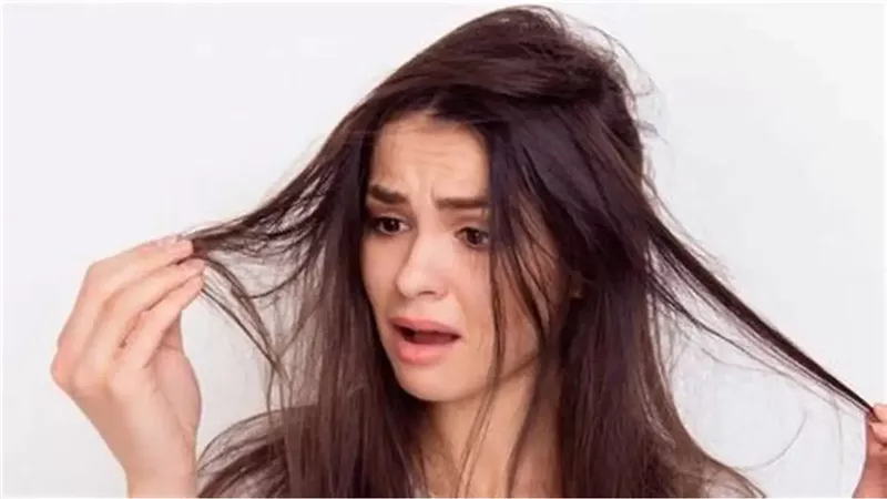 كيف تتعاملين مع مهددات شعرك في الشتاء؟
