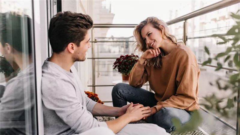 5 تصرفات تجعل زوجك يحبك ويعتني بكِ