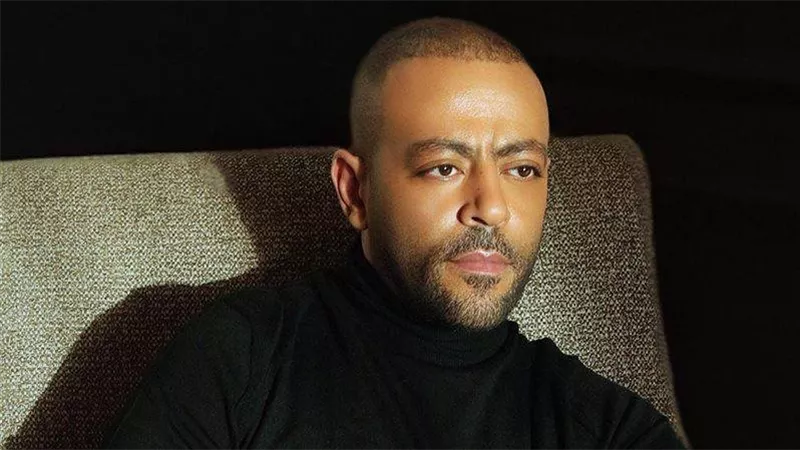 تامر عاشور يشعل الفسطاط بحفل جماهيري وموقف طريف مع إحدى المعجبات
