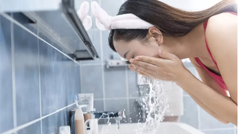 انتعاش الصباح.. 4 فوائد  صحية لغسل الوجه بالماء البارد  