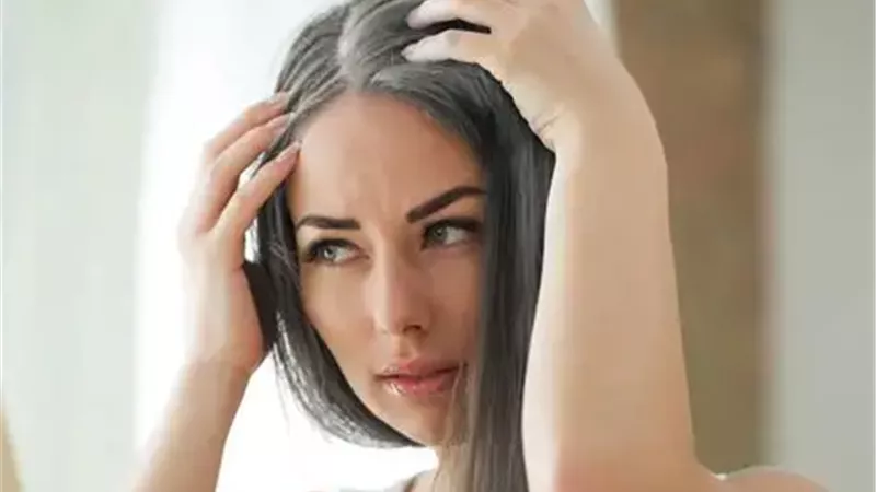 الشيب.. أسباب ظهوره وكيف يؤثر النظام الغذائي على لون الشعر؟