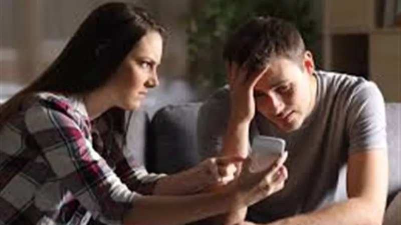 اكتشفت خيانه زوجي متأخرًا بعد أن فقدت عائلتي بسببه.. ماذا أفعل؟