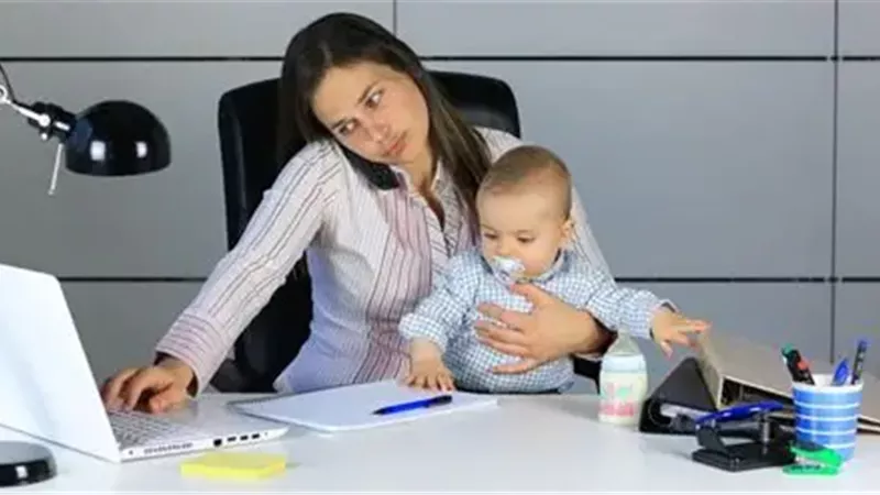 عمل الأم.. كيف يؤثر على سلوك أطفالك؟