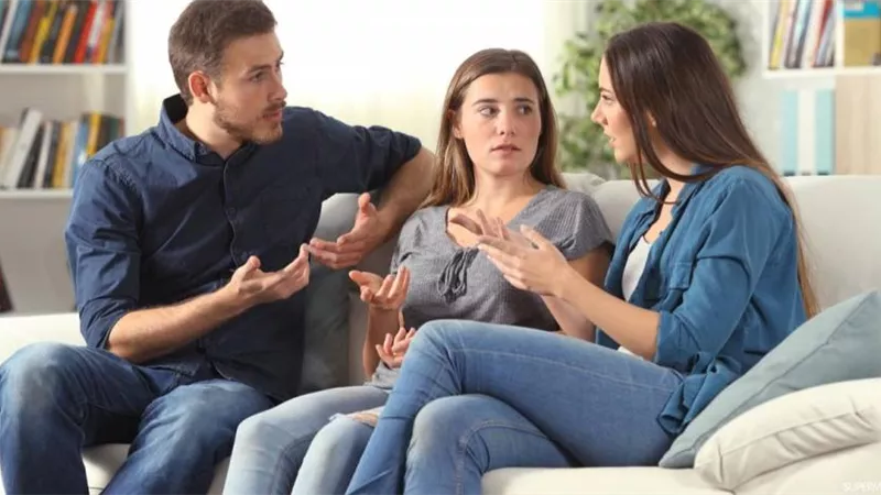 سيدة تشكو أخت زوجها  تسكن معهم و لا تُشارك فى مصروف البيت ..التعليقات صادمة 