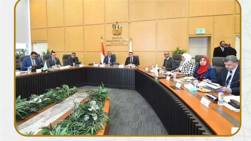 وزير الإسكان يبحث مع محافظ قنا مشروعات التنمية العمرانية والخدمية