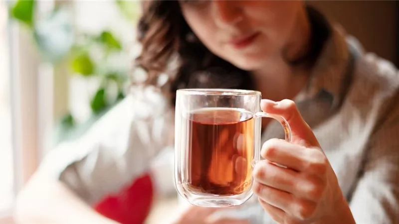 بشارة بسماع الأخبار السارة..  تفسير حلم شرب الشاي في المنام