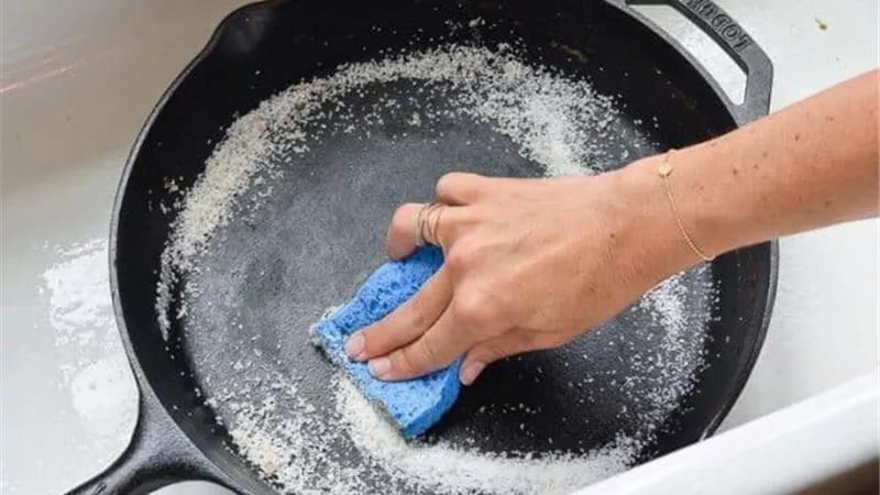 حل سحري بمكونات منزلية لتنظيف مقلاة الزيت المحروقة