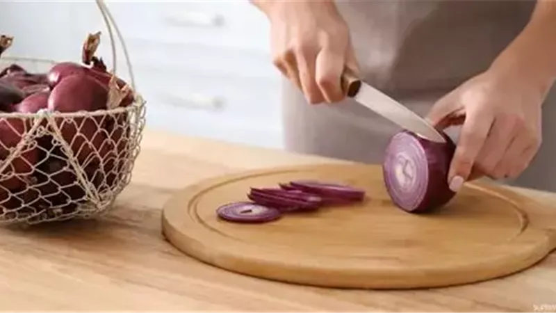 6 طرق فعالة وطبيعية للتخلص من رائحة البصل