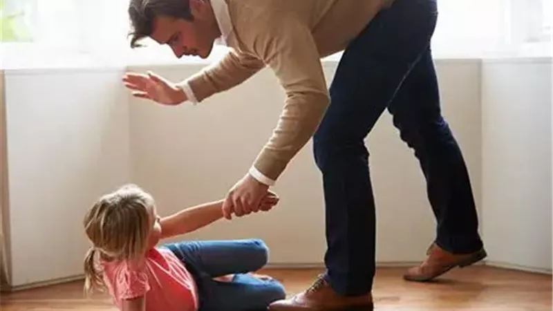 بعد ضرب طفلك.. ماذا تفعلين لإصلاح العلاقة؟