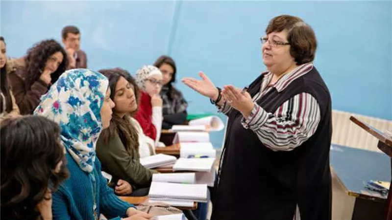 رُلى قوَاس | دكتورة بجامعة الأردن وناشطة مدافعة عن حقوق المرأة