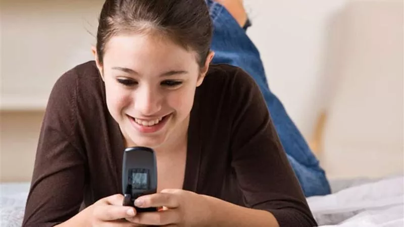 كيف أتعامل مع خطيبي الذي يعاملني كطفلة؟