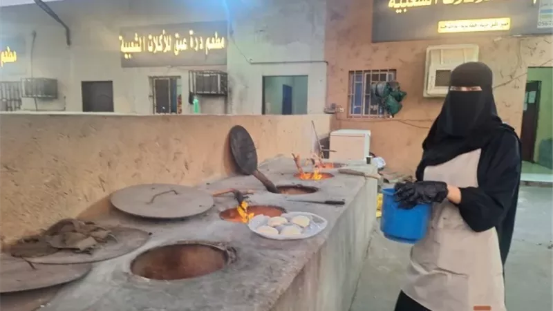 فتاة سعودية تنافس المحترفين بشغف الطهي الشعبي