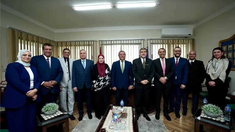 هيئة قناة السويس وبنك التنمية الصناعية (IDB) يوقعان بروتوكول تعاون لإصدار بطاقات دفع إلكترونية لموظفي الهيئة