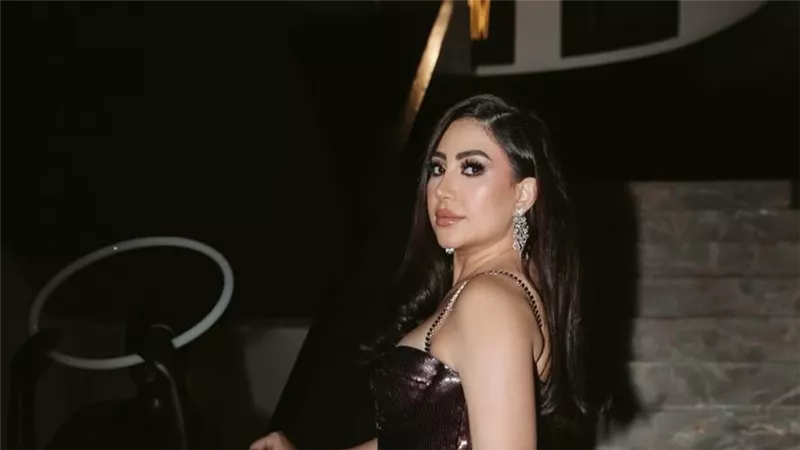 بوسي تخطف الأنظار بجلسة تصوير جديدة بإطلالة لامعة من توقيع نادين ميرعبي