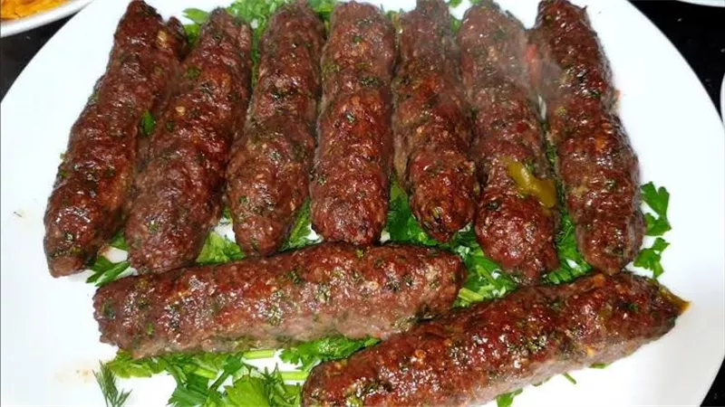 طريقة عمل الكفتة المشوية بالفرن بخطوات بسيطة في مطبخك 