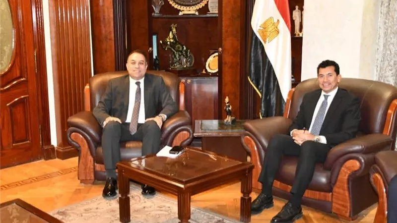 وزير الشباب والرياضة والرئيس التنفيذي لبنك نكست يشهدان توقيع عقد رعاية منتخب مصر الوطني للكرة الطائرة البارالمبية