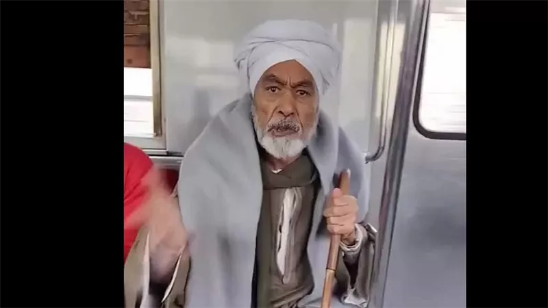 فيديو لمسن صعيدي وفتاة داخل المترو يشعل جدلًا واسعًا حول الإحترام