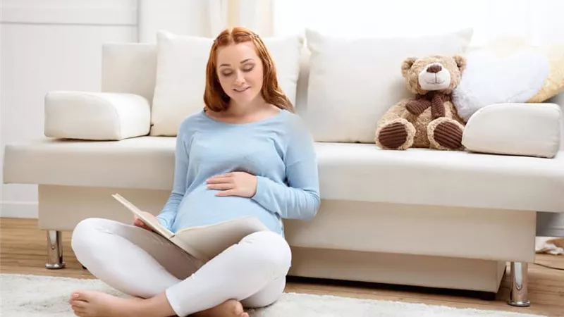 القراءة بالعربية للجنين.. كيف تشكل مستقبل طفلك اللغوي والعقلي؟