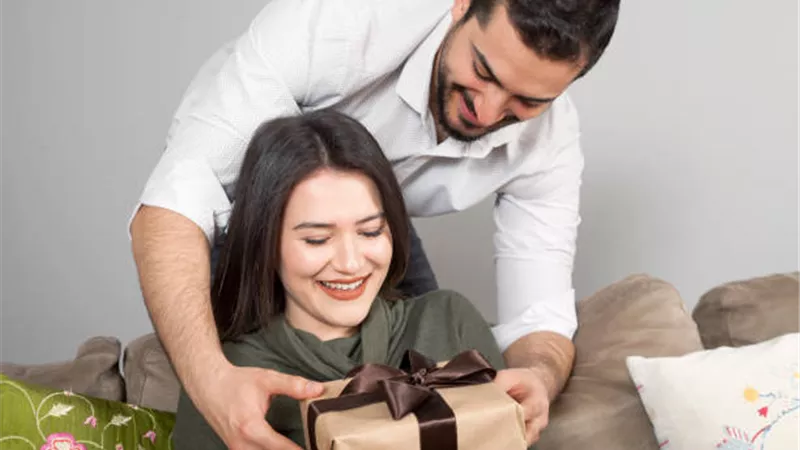 رومانسية 2026... أفضل الهدايا التي لا تُنسى لزوجتك 