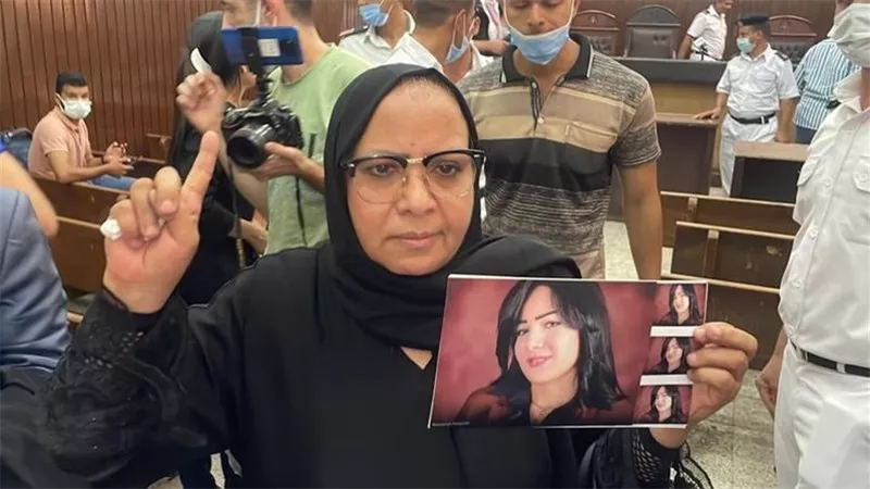 التحقيق مع والدة الإعلامية الراحلة شيماء جمال بتهمة التهديد بالقتل وحيازة سلاح ناري
