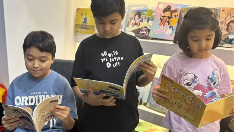 الطفل يضع بصمته في كتاب جدة 2025