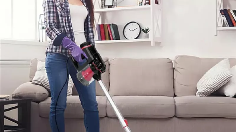 الجورب السحري.. كيف يحول المكنسة إلى أداة تنظيف فائقة؟