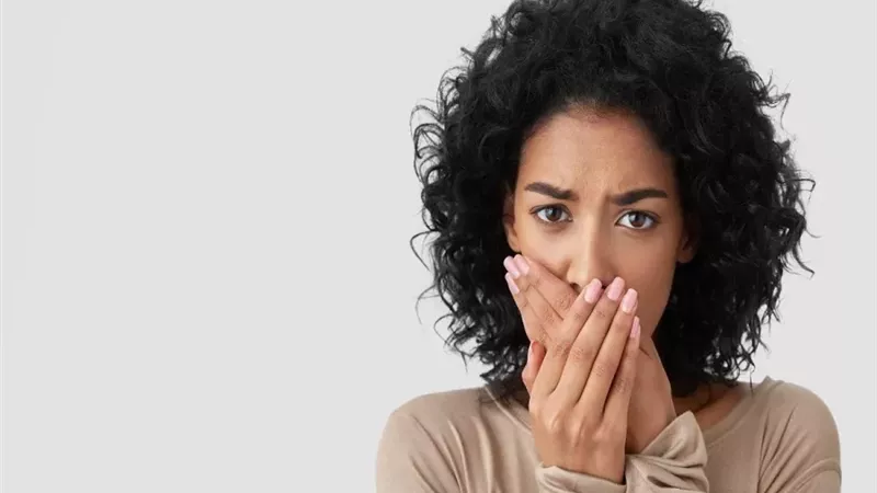 كيف تتخلصين من رائحة الفم الناتجة عن مشاكل المعدة بفاعلية؟