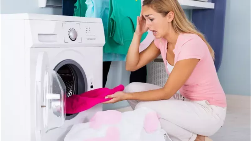 بمكونات منزلية.. عالجي نضوح ألوان الملابس على بعضها