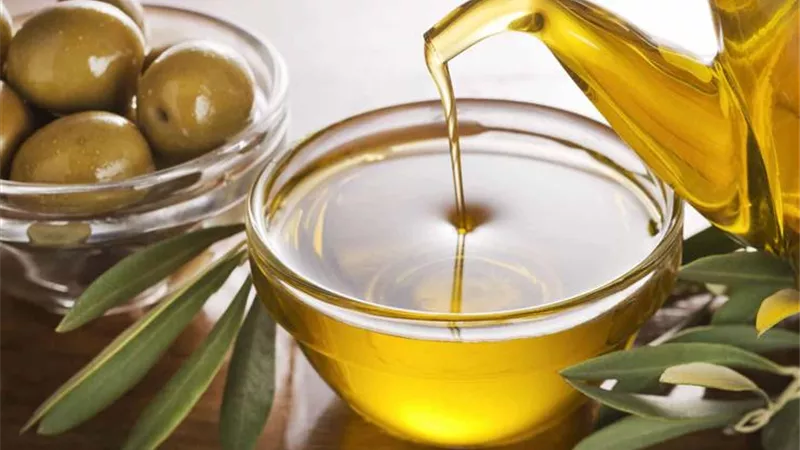 خير أم شر؟ ..  تفسير رؤية زيت الزيتون في المنام لابن سيرين