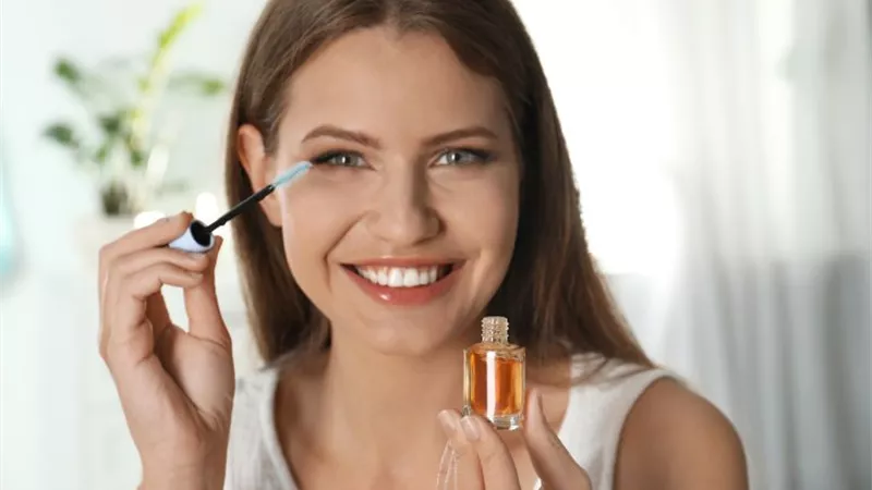 أفضل أنواع الزيوت الطبيعية لترطيب الرموش وتطويلها 