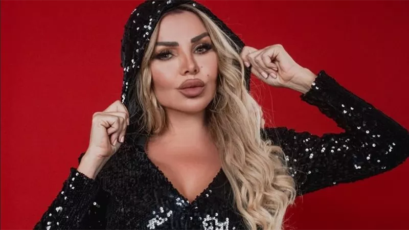 رزان مغربي تتألق بإطلالة سوداء لامعة تخطف الأنظار في أجواء الكريسماس