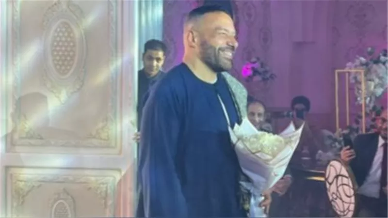محمد خميس يحتفل بزفافه بالجلباب الصعيدي 