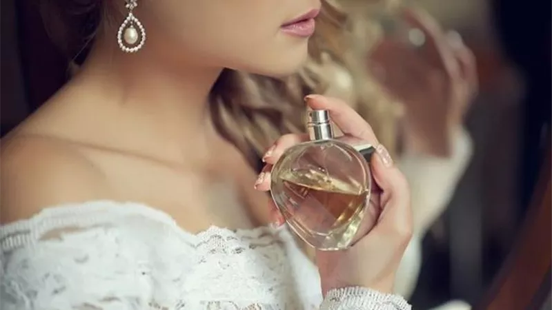 عطور نسائية حديثة تكمل إطلالتكِ في حفل رأس السنة  