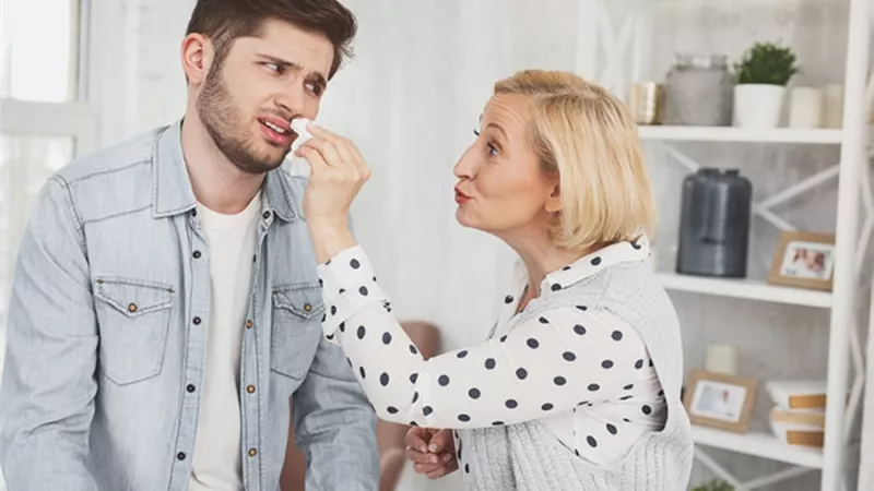 سيدة تسأل: زوجي يقبل أمي ويضربها على مؤخرتها.. هل هذا يجوز؟