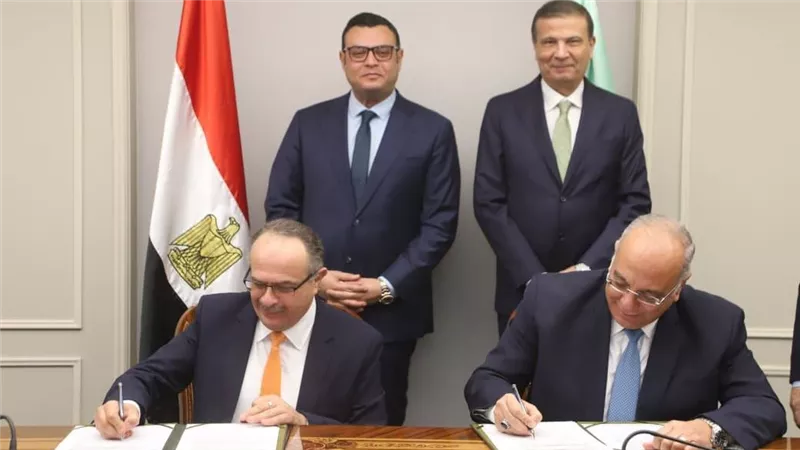 وزيرا الزراعة والإسكان يشهدان توقيع عقد اتفاق بين بحوث الصحراء و 