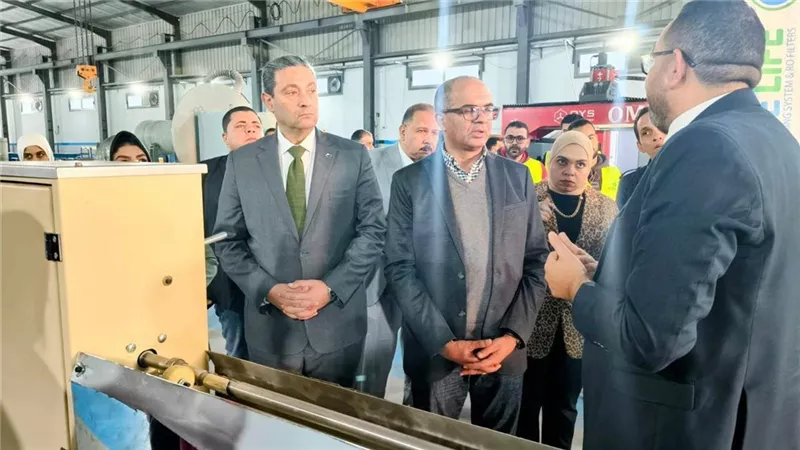 نائب وزير الإسكان يتفقد مصنعاً للمنتجات المرتبطة بأنظمة تحلية مياه البحر بمحافظة دمياط