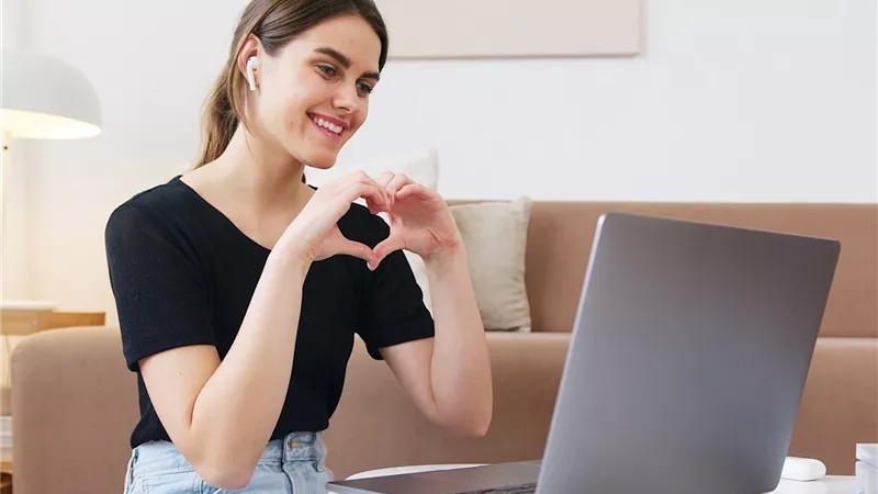 فتاة تسأل: كيف أضع حدودًا واضحة في علاقة حب عن بعد؟