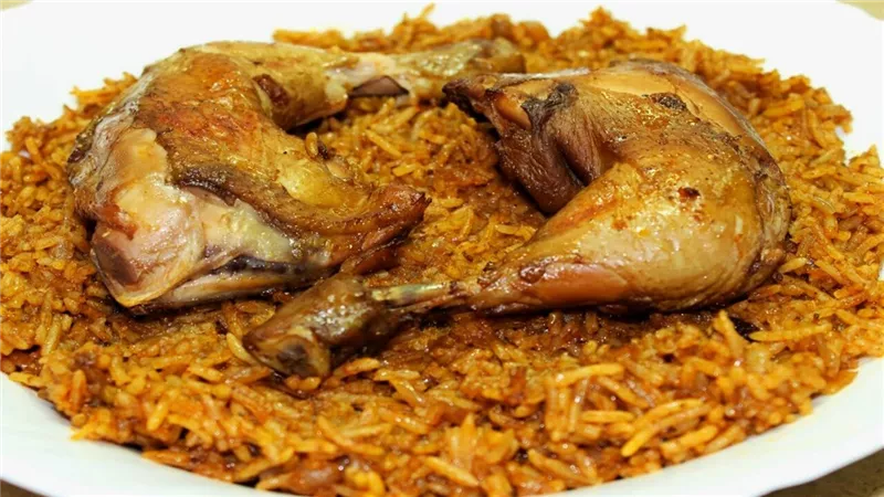 أكلة شهية وسريعة.. طريقة عمل الكبسة بالدجاج في مطبخك 