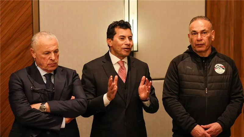عقب فوزهم علي بنين .. وزير الرياضة وأبو ريدة يجتمعون بمنتخب مصر