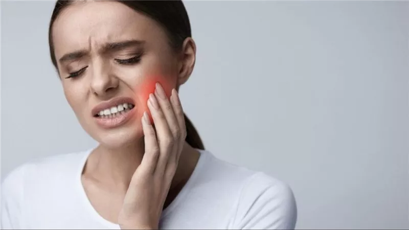 8 أعراض تستلزم التوجّه فورًا إلى طبيب الأسنان