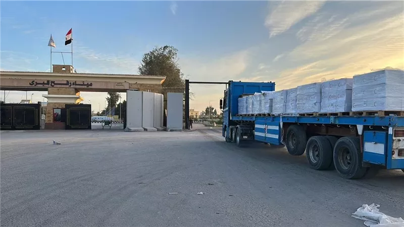 الهلال الأحمر المصري يرسل مساعدات غذائية وملابس شتوية عبر قافلة «زاد العزة» 112 إلى غزة 